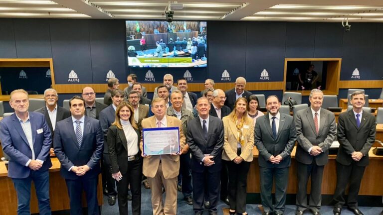 Leia mais sobre o artigo Cluster Tecnológico Naval é homenageado na ALERJ
