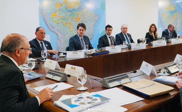 Leia mais sobre o artigo Entrega dos produtos do GTI retomada da indústria naval para o Vice Presidente da República