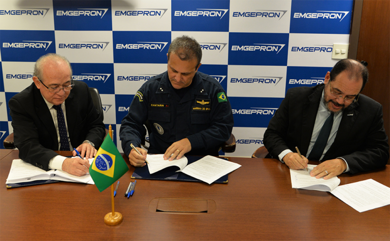 Leia mais sobre o artigo Comando da Força de Superfície e EMGEPRON, empresa associada ao Cluster, assinam contrato para revitalização do Navio-Tanque “Almirante Gastão Motta”