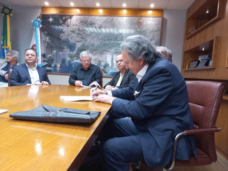 Leia mais sobre o artigo A DTA Engenharia, empresa associada ao Cluster Tecnológico Naval RJ, participa da reunião de assinatura do contrato para a dragagem do Canal de São Lourenço.